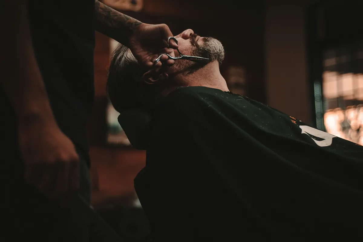 Independent barber completing an editable barber invoice PDF
