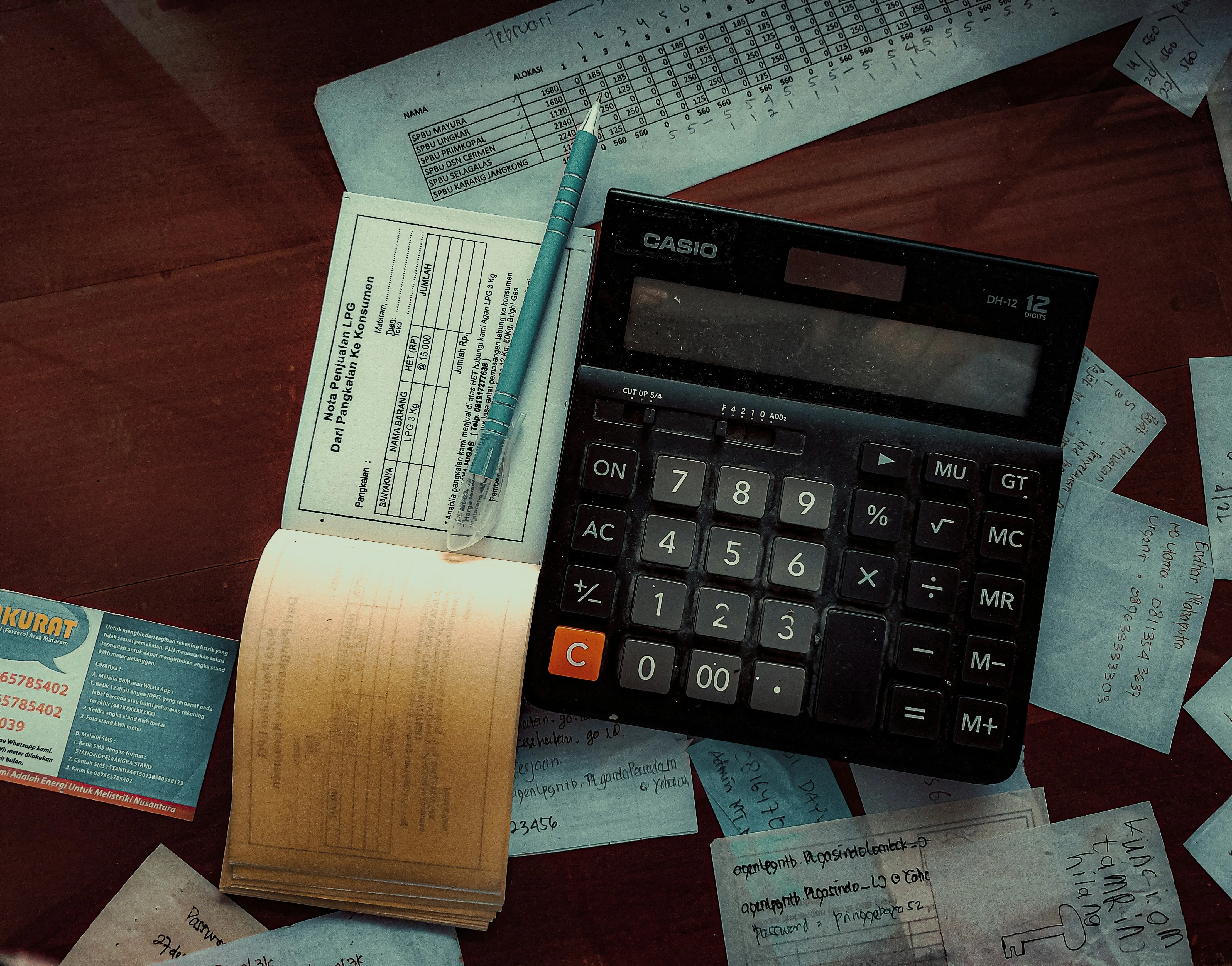 Freelance bookkeeper using a bookkeeping services invoice template