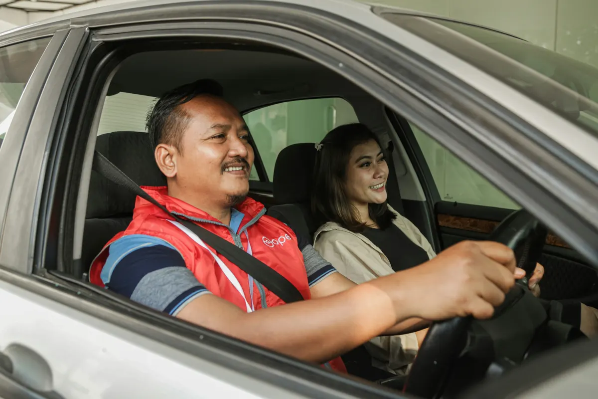 Independent driving instructor using an editable invoice PDF for driving lessons