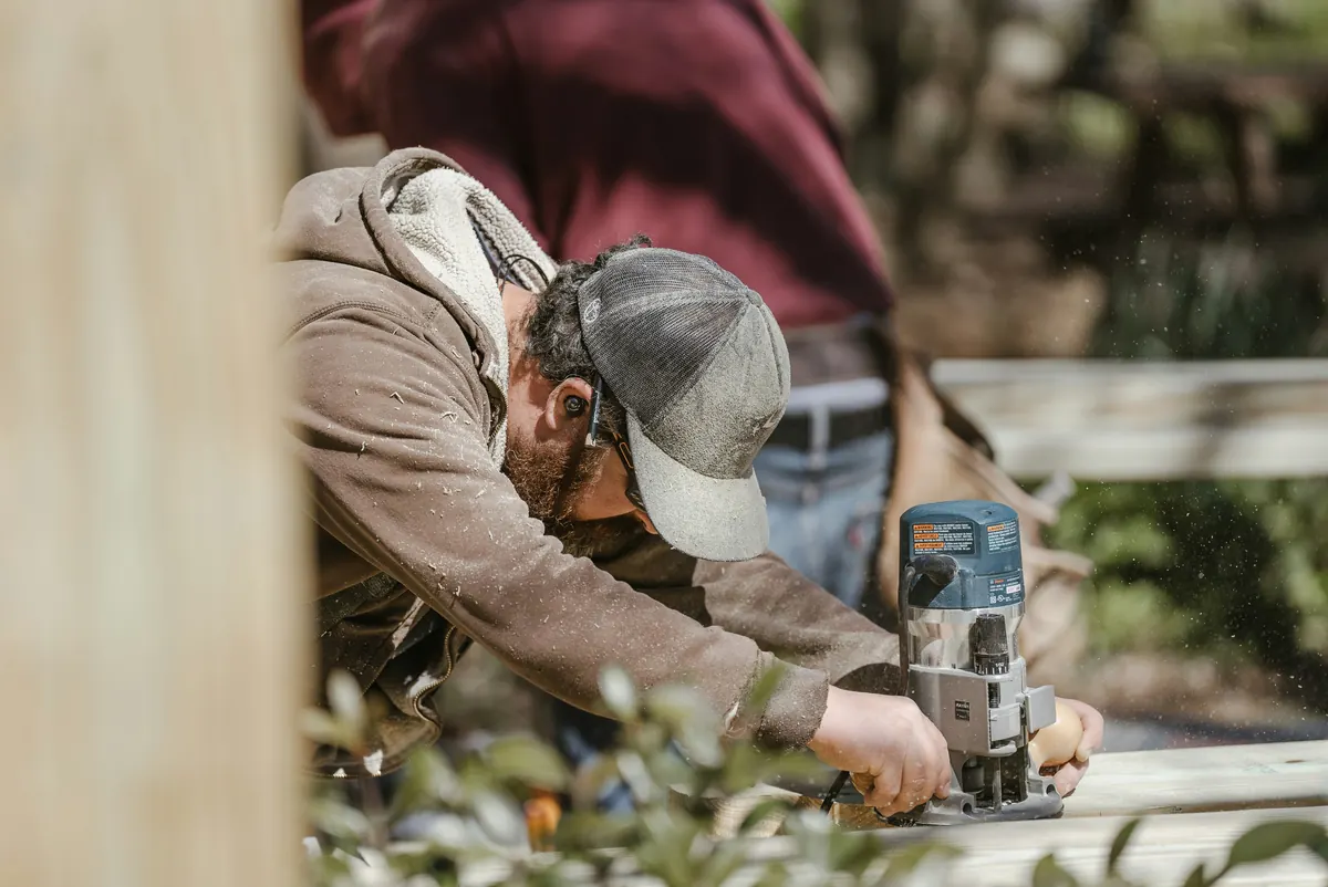 Fence installation contractor completing an editable fencing invoice