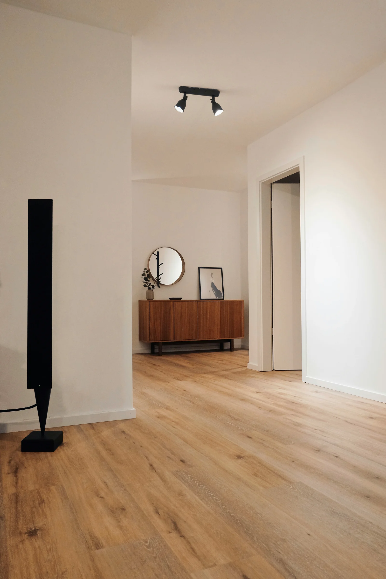 Flooring installer using a flooring invoice template for customer billing
