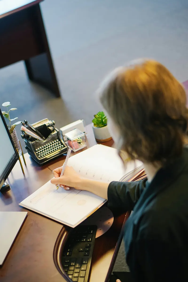 Virtual assistant completing an editable invoice for remote support